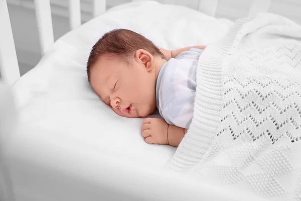 Lindo Bebé Recién Nacido Durmiendo Bajo Cuadros Cuna —  Fotos de Stock