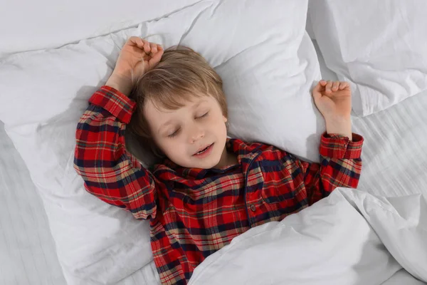 Mały Chłopiec Chrapie Podczas Snu Łóżku Widok Góry — Zdjęcie stockowe