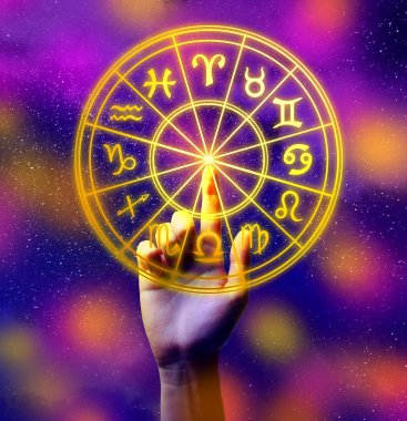 Astroloji. Parlak arka planda zodyak tekerleğe dokunan kadın, yakın plan.