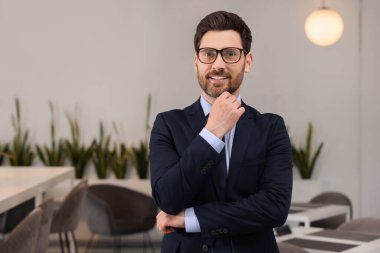 İçeride mutlu emlakçılar. Metin için boşluk