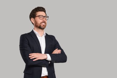Gri arka planda gözlüklü mutlu emlakçılar. Metin için boşluk