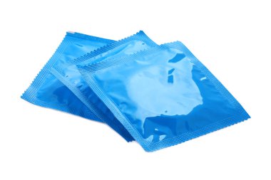 Prezervatif paketleri beyaza izole edilmiş. Güvenli seks.