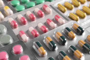 Arka plan olarak farklı haplar içeren kabarcıklar, yakın çekim
