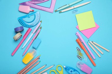 Açık mavi arkaplandaki farklı okul kırtasiyesinden yapılmış çerçeve, metin için yeri olan düz bir tabaka. Okula geri dön.