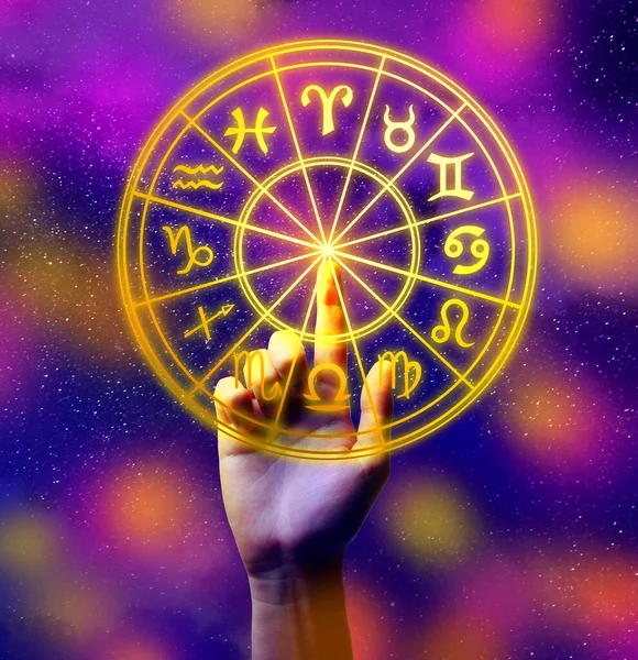 Αστρολογία Γυναίκα Αγγίζοντας Ζόντιακ Τροχό Φωτεινό Φόντο Closeup — Φωτογραφία Αρχείου
