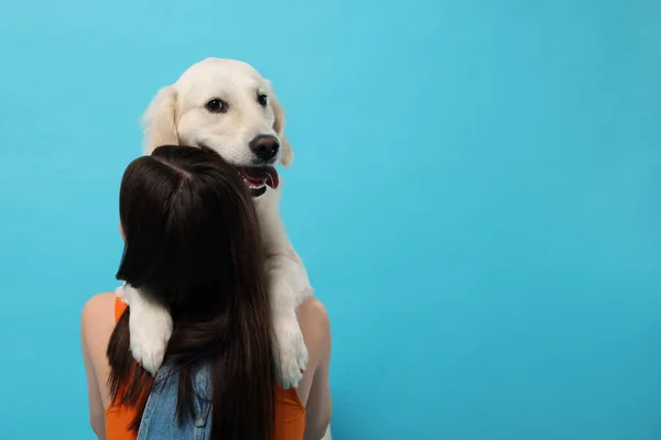 Mulher Com Cão Bonito Labrador Retriever Fundo Azul Claro Espaço — Fotografia de Stock