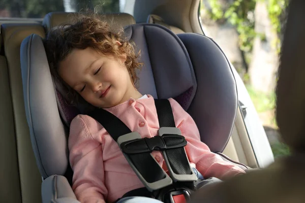 Niedliches Kleines Mädchen Schläft Kindersitz Auto — Stockfoto