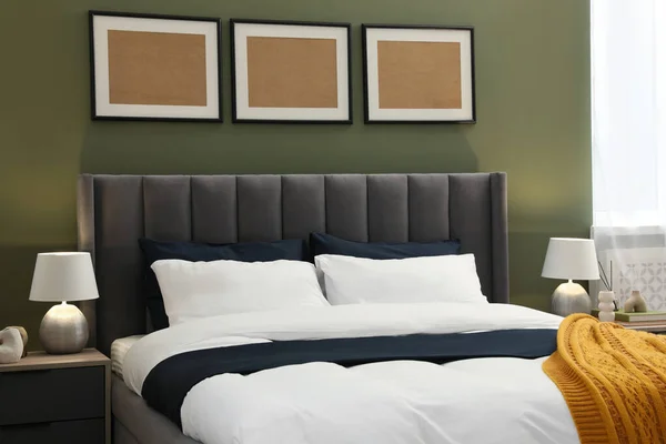 Большая Удобная Кровать Постель Стильной Комнате Дизайн Интерьера — стоковое фото