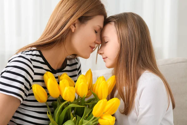 Matka Její Roztomilá Dcera Kyticí Žlutých Tulipánů Doma — Stock fotografie