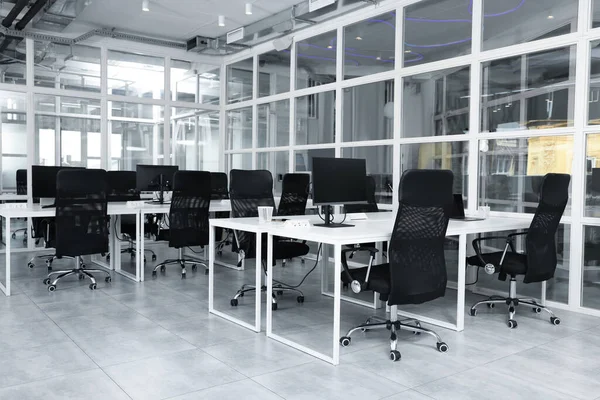 Açık Planlı Ofis 'in şık bir tasarımı. Bilgisayarlı, tablolu ve sandalyeli çalışma alanı