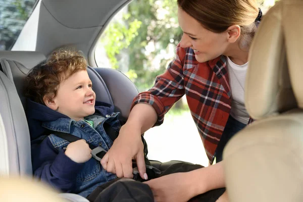 Mutter Schnallt Ihren Sohn Kindersitz Auto Fest — Stockfoto