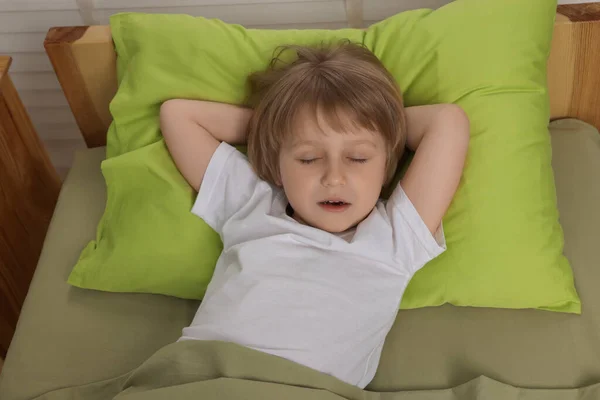 Kisfiú Horkol Miközben Alszik Ágyban Otthon Felett Nézet — Stock Fotó