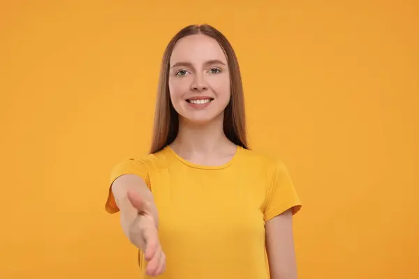 Gelukkig Jong Vrouw Verwelkomen Het Aanbieden Van Handdruk Gele Achtergrond — Stockfoto