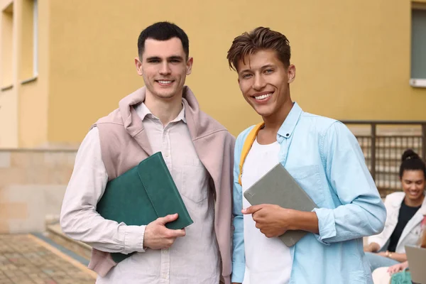 Jovens Estudantes Felizes Perto Universidade Foco Seletivo — Fotografia de Stock