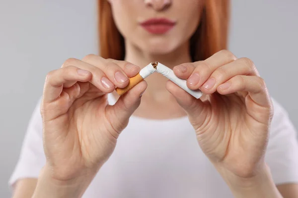 Přestaň Kouřit Žena Lámání Cigarety Světle Šedém Pozadí Detailní Záběr — Stock fotografie