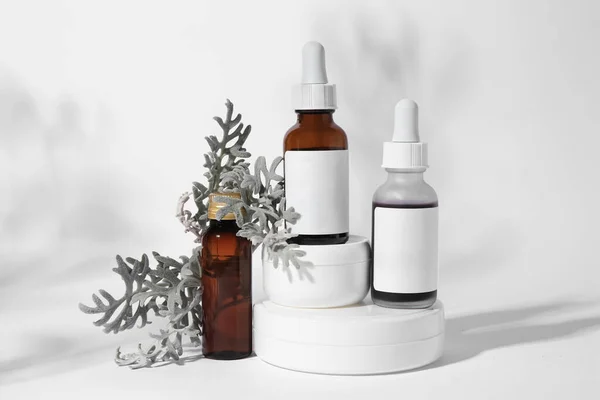 Prodotti Cosmetici Foglie Argento Sfondo Bianco — Foto Stock