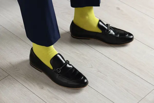 男子穿着时髦的鞋子和黄色袜子在室内 特写镜头 — 图库照片