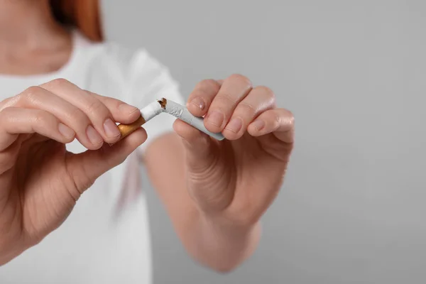Rauchstopp Konzept Frau Bricht Zigarette Auf Hellgrauem Hintergrund Nahaufnahme Mit — Stockfoto