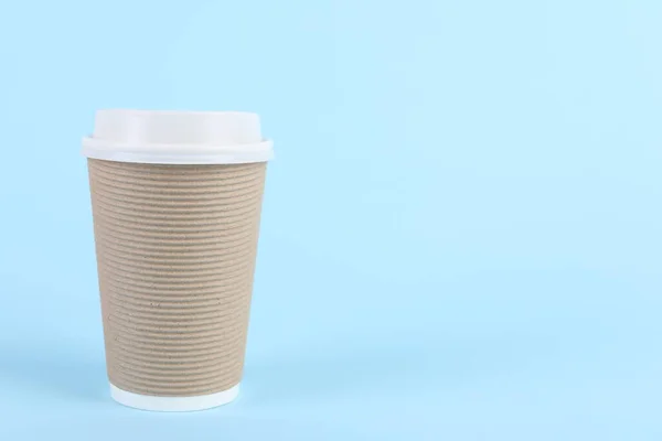 Papírpohár Műanyag Fedéllel Világoskék Háttér Hely Szövegnek Kávét Elvitelre — Stock Fotó