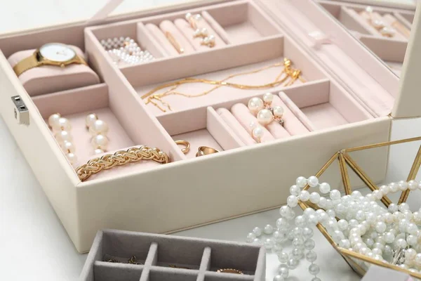 白色桌子上有许多不同配件的珠宝盒 — 图库照片