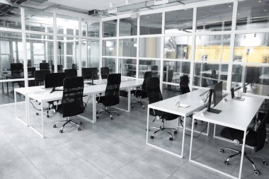 Açık Planlı Ofis 'in şık bir tasarımı. Bilgisayarlı, tablolu ve sandalyeli çalışma alanı