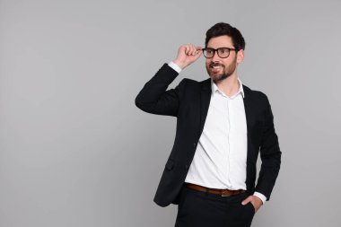 Gri arka planda gözlüklü mutlu emlakçılar. Metin için boşluk