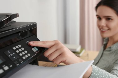İş yerinde modern yazıcı kullanan kadın kapalı alanda, seçici odak