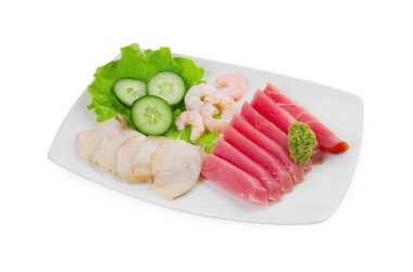 Sashimi seti (çiğ ton balığı, yağlı balık ve karides dilimleri) beyaz üzerinde salatalık, marul ve vasabi ile servis edilir.