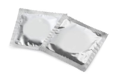 Prezervatif paketleri beyaza izole edilmiş. Güvenli seks.