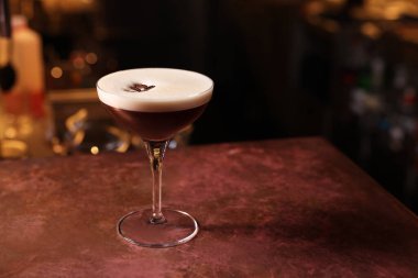 Bar tezgahında bir bardak nefis Espresso Martini, mesaj için yer. Alkolik kokteyl