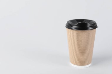 Arka planda plastik kapaklı kağıt bardak, metin için boşluk. Kahve hazır.
