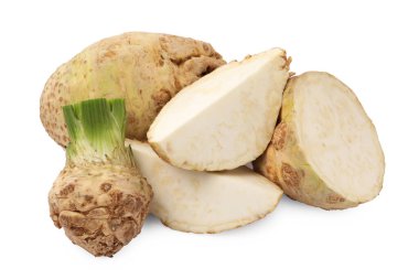 Beyaz üzerine izole edilmiş kereviz kökleri.