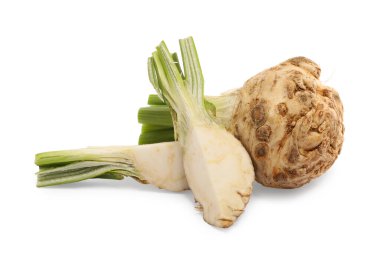 Beyaz üzerine izole edilmiş kereviz kökleri.