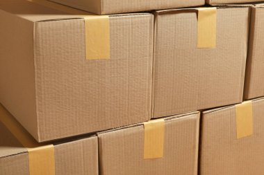 Arkaplan olarak birçok karton kutu yığını. Paketleme malları