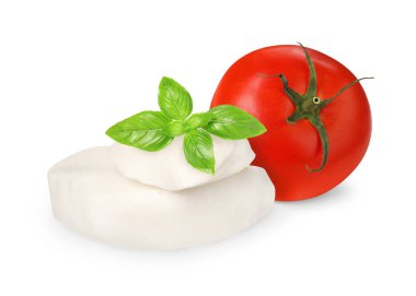Caprese salatası için malzemeler. Taze domates, fesleğen ve beyaz üzerine izole edilmiş mozzarella peyniri.