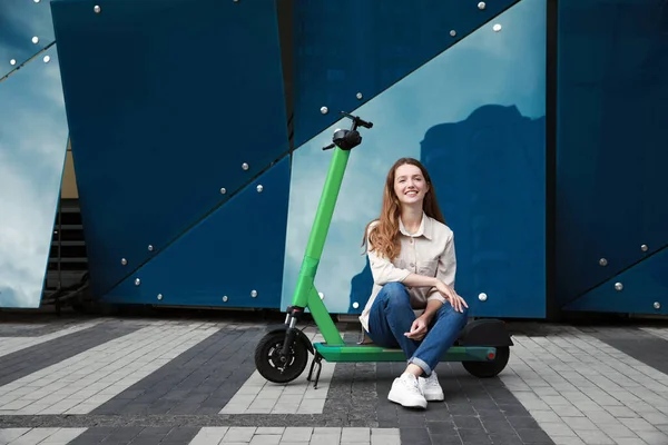 Щаслива Жінка Сидить Сучасному Електричному Скутері Міській Вулиці Простір Тексту — стокове фото