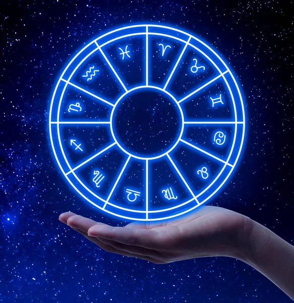 Astrologia Mulher Com Roda Zodíaco Contra Céu Estrelado Noite Close — Fotografia de Stock