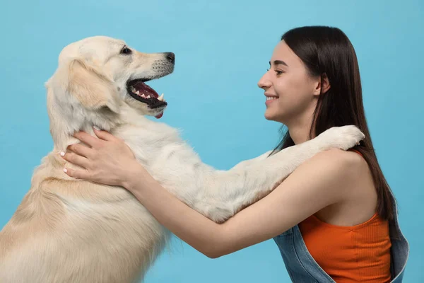 Mujer Feliz Con Lindo Perro Labrador Retriever Sobre Fondo Azul — Foto de Stock