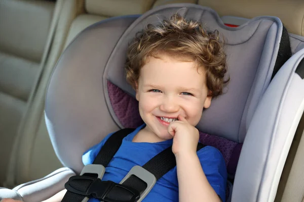 Cute Little Boy Siedzi Foteliku Bezpieczeństwa Dziecka Wewnątrz Samochodu — Zdjęcie stockowe