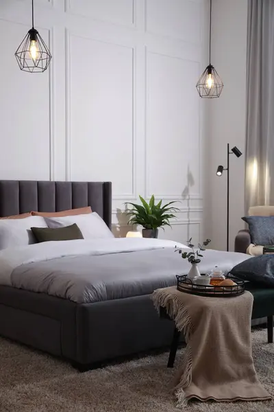 Stilvolles Schlafzimmer Interieur Mit Großem Bequemen Bett Und Hocker — Stockfoto