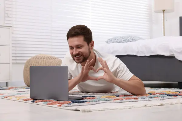 Gelukkige Man Die Hart Maakt Met Handen Tijdens Videochat Laptop — Stockfoto
