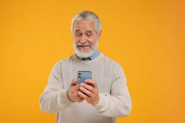 Vârstă Fericit Folosind Smartphone Fundal Galben — Fotografie, imagine de stoc