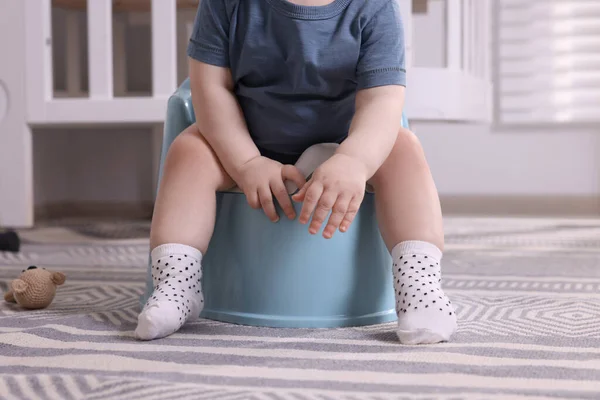 Kleines Kind Sitzt Auf Plastiktöpfchen Drinnen Nahaufnahme — Stockfoto