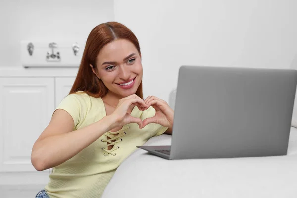 Kvinna Att Göra Hjärta Med Händer Videochatt Laptop Hemma Långdistansförhållande — Stockfoto