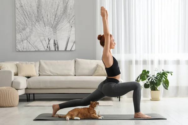 Junge Frau Mit Süßer Roter Katze Praktiziert Hause Yoga Auf — Stockfoto