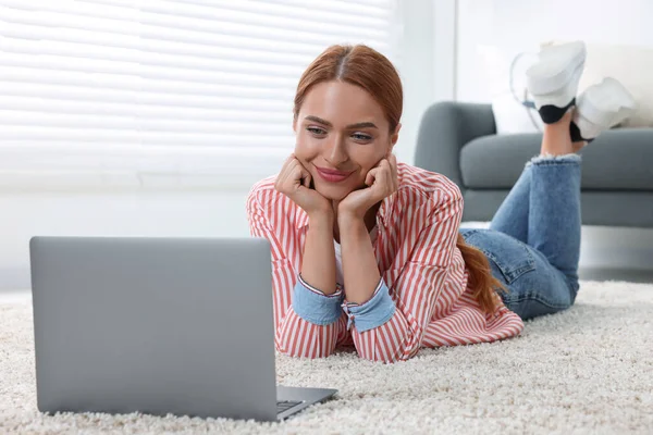 妇女在家通过笔记本电脑进行视频聊天 — 图库照片
