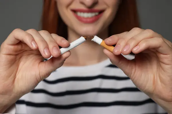 Přestaň Kouřit Žena Drží Kousky Rozbité Cigarety Šedém Pozadí Detailní — Stock fotografie