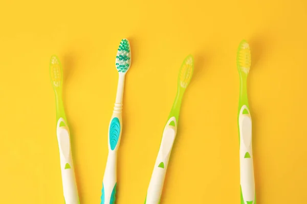 Neue Zahnbürsten Auf Gelbem Hintergrund Flach Gelegt — Stockfoto