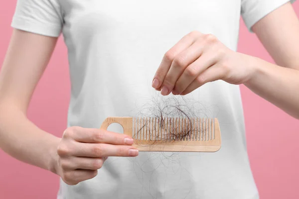 Pembe Arka Plandaki Taraktan Saçlarını Çözen Kadın Yakın Plan Alopecia — Stok fotoğraf