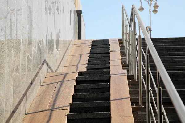 Merdiven Rampa Bina Yakınlarında Metal Korkuluklar Var — Stok fotoğraf